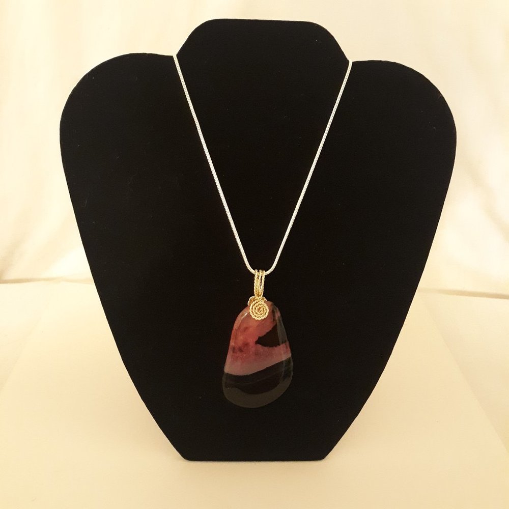 new genuine Az hand cut and polished stone, with silver wire loop and 925 chain.